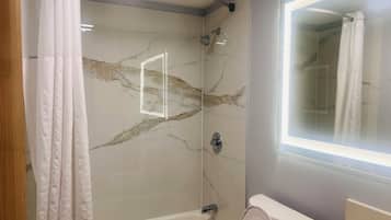 Combined shower/tub, free toiletries, hair dryer, towels