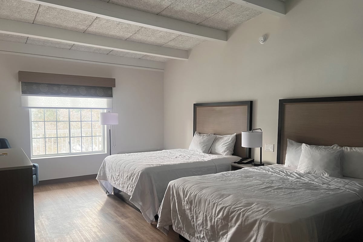 Superior Suite, Multiple Beds, Non Smoking | Desk, free cribs/infant beds, rollaway beds, free WiFi