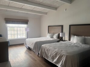 Superior Suite, Multiple Beds, Non Smoking | Desk, free cots/infant beds, rollaway beds, free WiFi - Days Inn & Suites by Wyndham Lexington (Lexington)