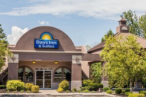 Exterior - Days Inn & Suites by Wyndham Lexington (Lexington)