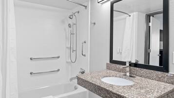 Standaard kamer, 1 kingsize bed, toegankelijk voor mindervaliden, niet-roken | Badkamer | Een bad/douchecombinatie, een haardroger, handdoeken, zeep