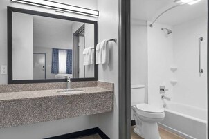 Ducha y bañera combinadas, secador de pelo, toallas y jabón