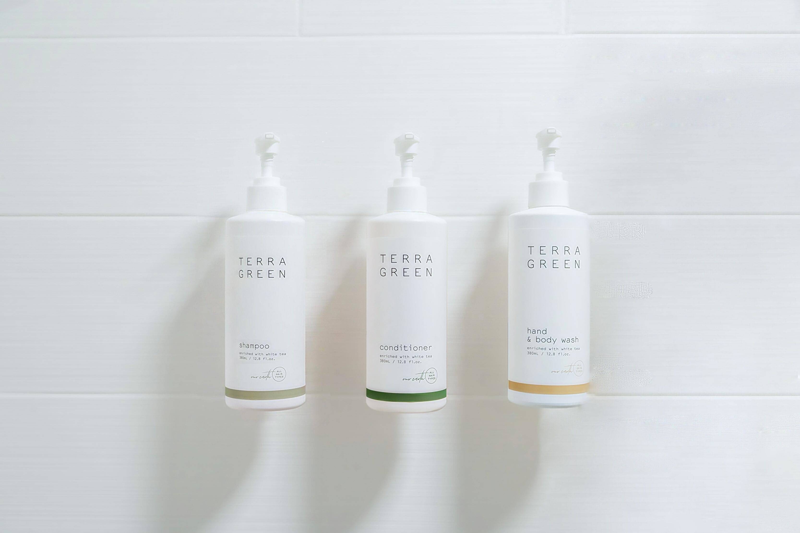 Bañera con ducha, secador de pelo, toallas, jabón