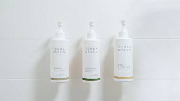 Ensemble douche/baignoire, sĂšche-cheveux, serviettes fournies, savon