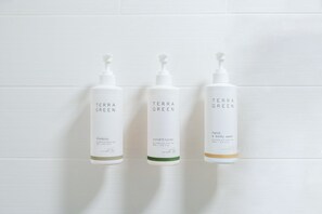 Combined shower/bathtub, hair dryer, towels, soap - Auburn Lodge Near University (Auburn)