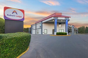 Fachada de la propiedad por la tarde o noche