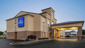 A Baymont Inn & Suites building with a prominent sign, a covered entrance, and a parking lot. - Baymont by Wyndham Georgetown/Lexington North (Georgetown)