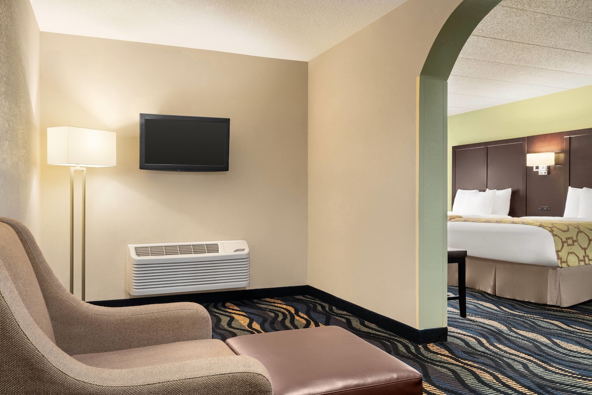 Suite, Multiple Beds, Non Smoking (2 Queen Beds with Sofa Bed)