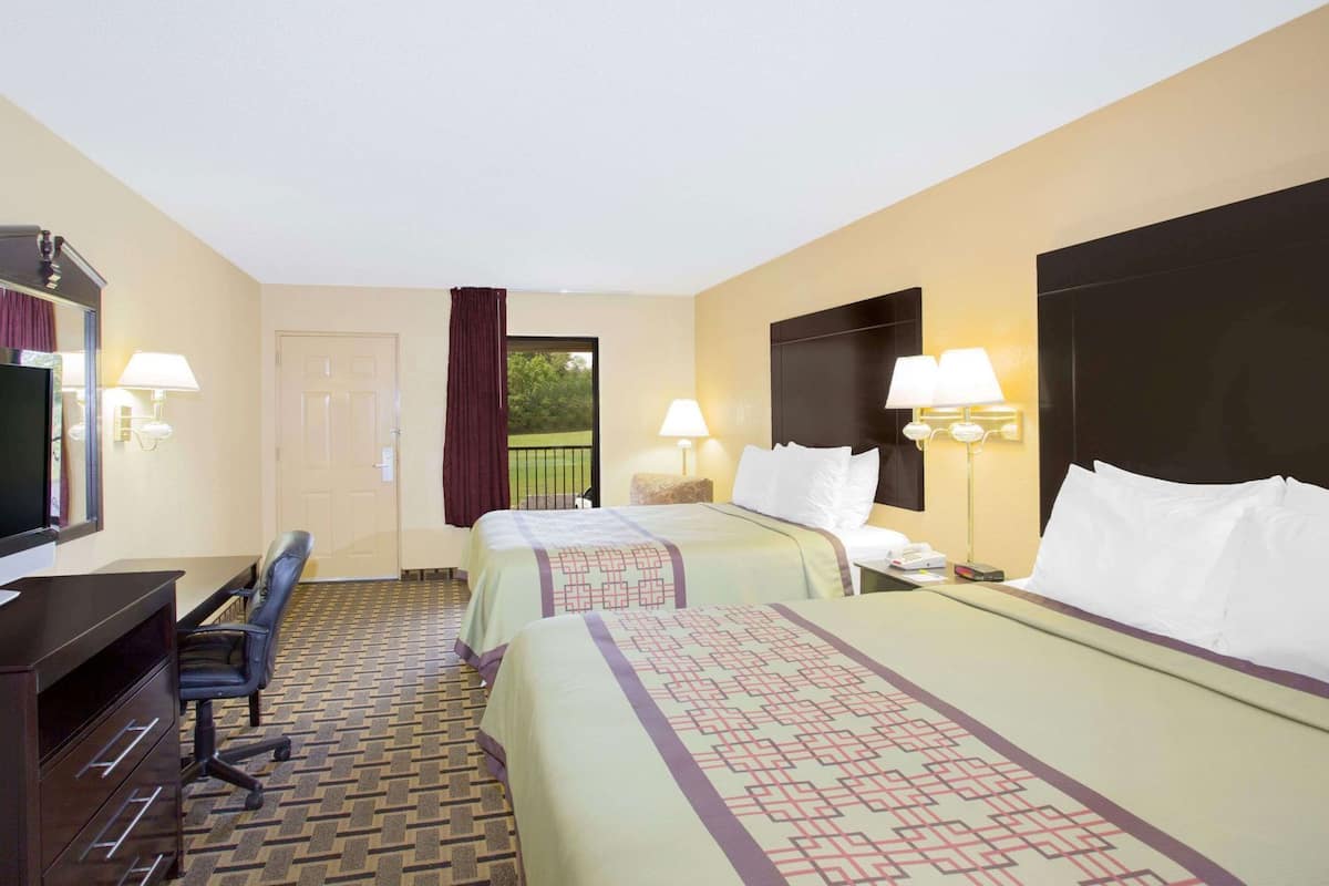 Coffre-fort, bureau, fer et planche à repasser, lit de bébé (gratuit)