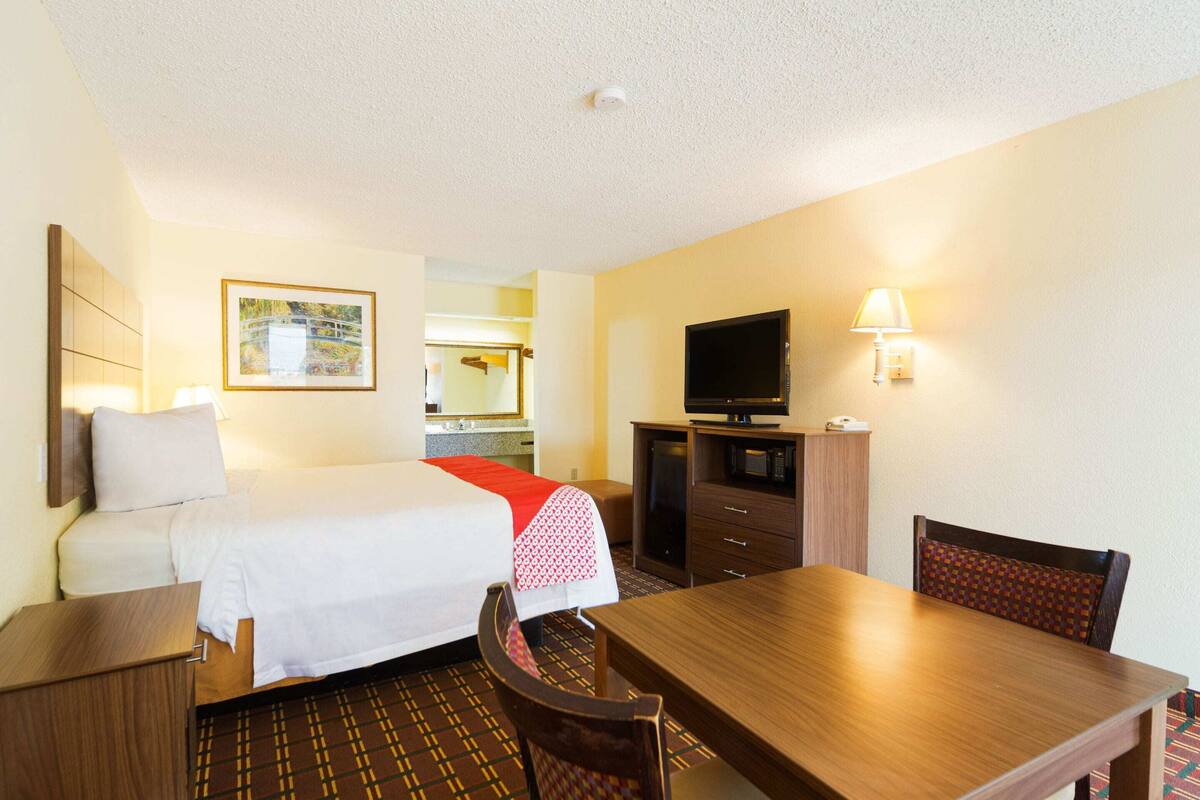 Desk, iron/ironing board, WiFi (free), bed sheets