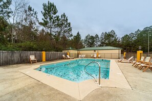 Outdoor pool - Days Inn by Wyndham Atmore (Atmore)