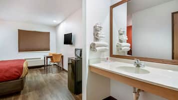 Kombinert dusj/badekar, toalettartikler (inkludert) og håndklær