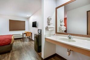 Een bad/douchecombinatie, gratis toiletartikelen, handdoeken