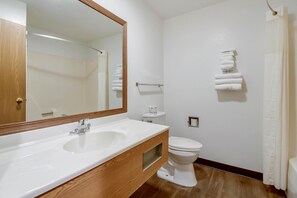 Room, 1 King Bed, Non Smoking | Bathroom | Combined shower/bathtub, free toiletries, towels