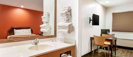 Bañera con ducha, artículos de tocador gratuitos, toallas