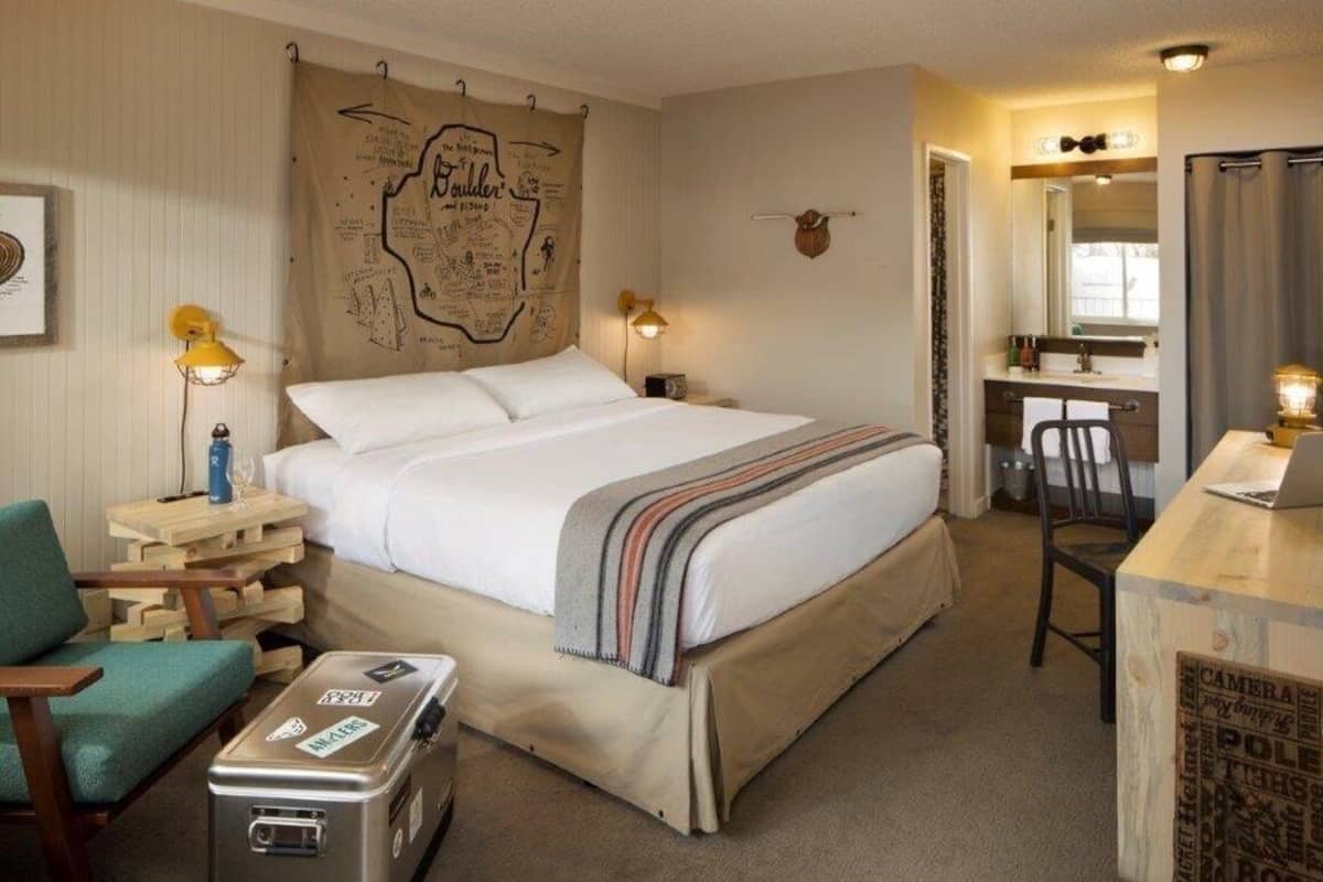 Room, 1 King Bed | Premium bedding, pillow-top beds, in-room safe, desk