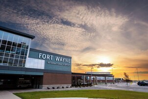 Exterior del Aeropuerto Internacional de Fort Wayne con cielo despejado y atardecer.