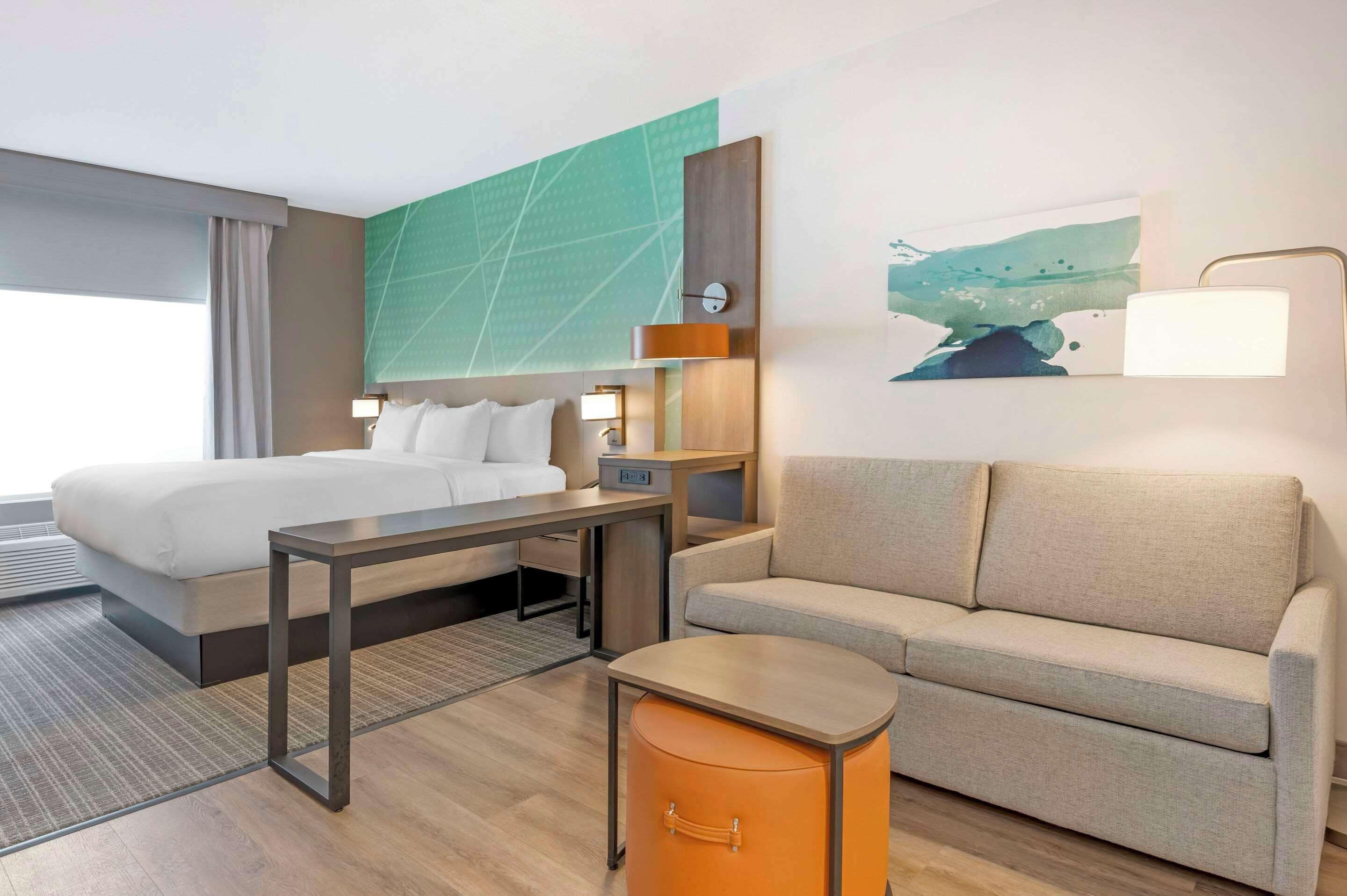 Escritorio, tabla de planchar con plancha, wifi gratis y ropa de cama