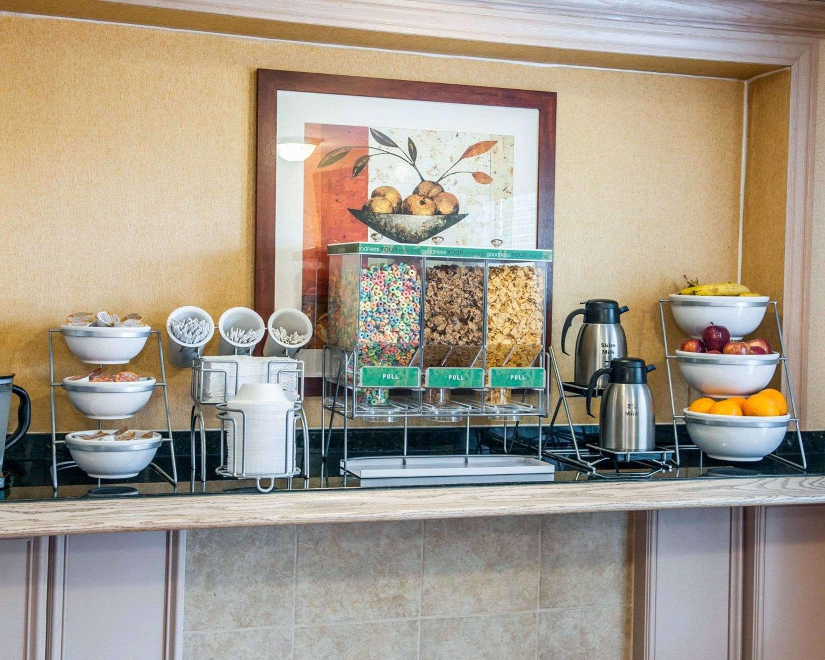 Una barra de desayuno con diversos alimentos y una máquina de café.
