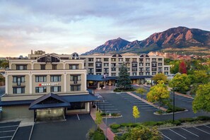 A Marriott hotel with a parking lot and a mountain in the background. - Boulder Marriott (Boulder)