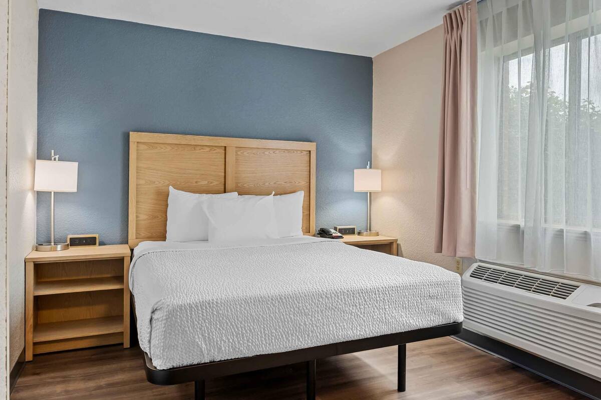 Deluxe Studio, 1 Queen Bed with Sofa bed, Non Smoking | Desk, iron/ironing board, WiFi (free), bed sheets
