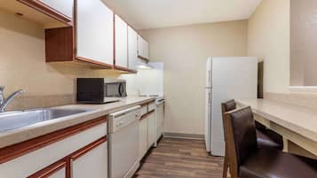 Deluxe Studio, Multiple Beds, Non Smoking | Private kitchen | Fridge, microwave, stovetop, cookware/dishes/utensils