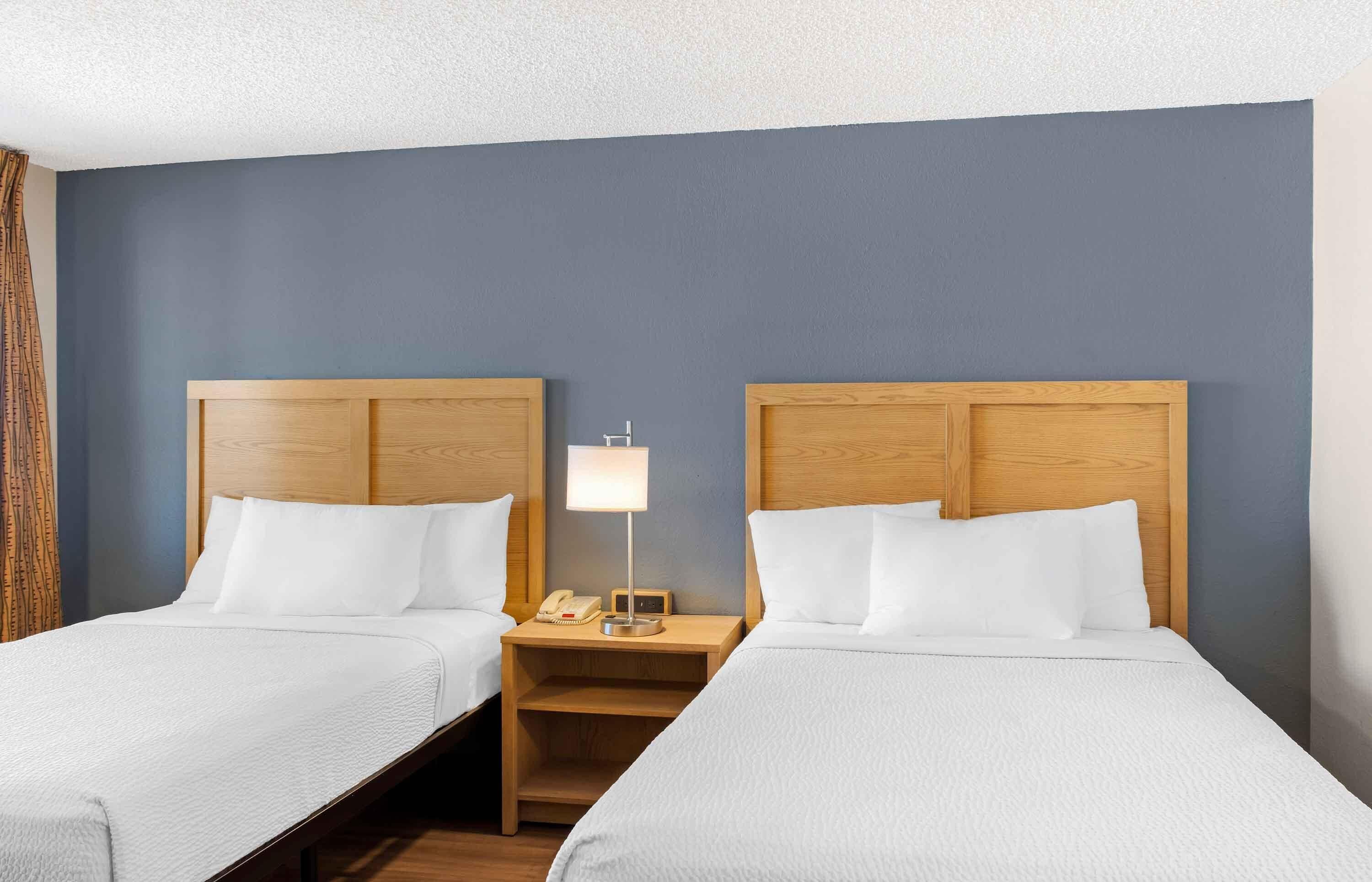Deluxe Studio, Multiple Beds, Non Smoking | Desk, iron/ironing board, WiFi (free), bed sheets