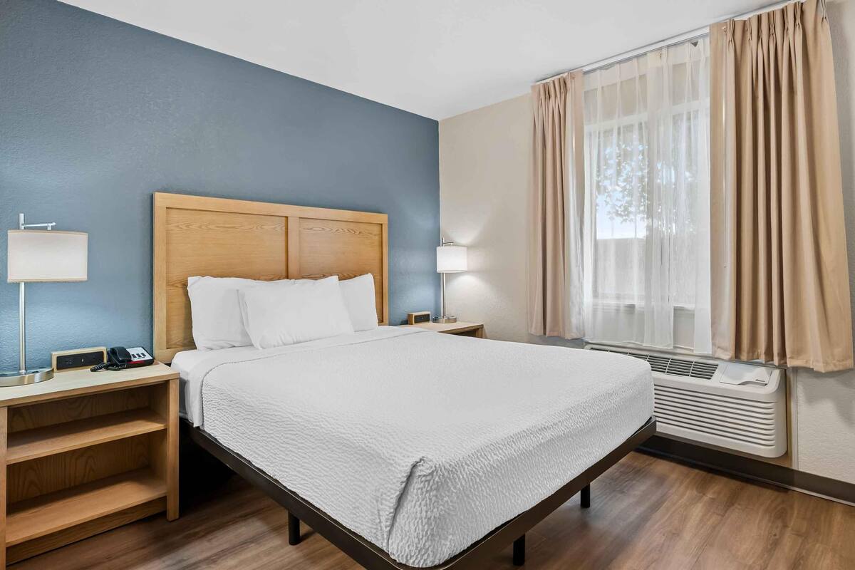 Studio, 1 Queen Bed, Non Smoking | Desk, iron/ironing board, WiFi (free), bed sheets