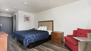 Single Room, 1 King Bed | Desk, iron/ironing board, WiFi, bed sheets