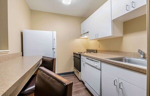 Deluxe Studio, 1 Queen Bed with Sofa bed, Non Smoking | Desk, iron/ironing board, free WiFi