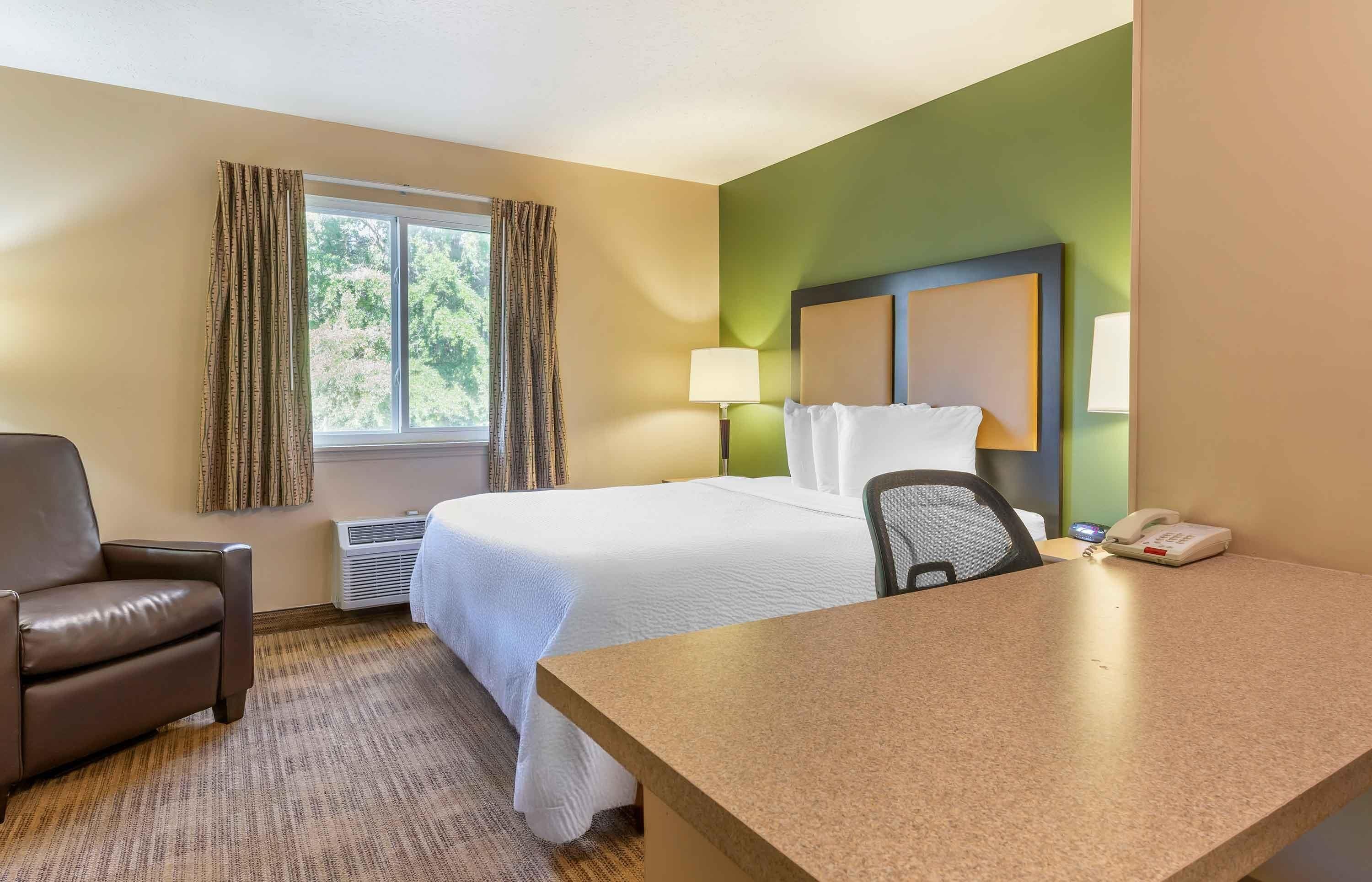 Studio, 1 Queen Bed, Non Smoking | Desk, iron/ironing board, free WiFi