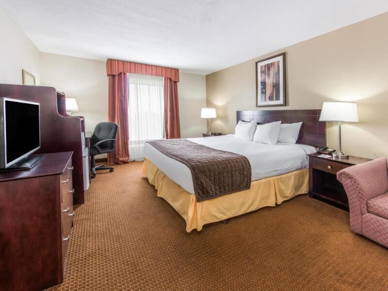 In-room safe, desk, iron/ironing board, free cribs/infant beds