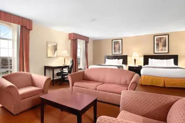 Suite (2 Queen Beds & 1 Sofa Bed)