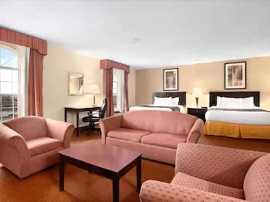 Suite (2 Queen Beds & 1 Sofa Bed) | Een kluis op de kamer, een bureau, een strijkplank/strijkijzer