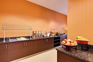 Café da manhã com buffet grátis todos os dias