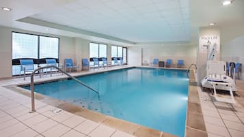 Una piscina cubierta