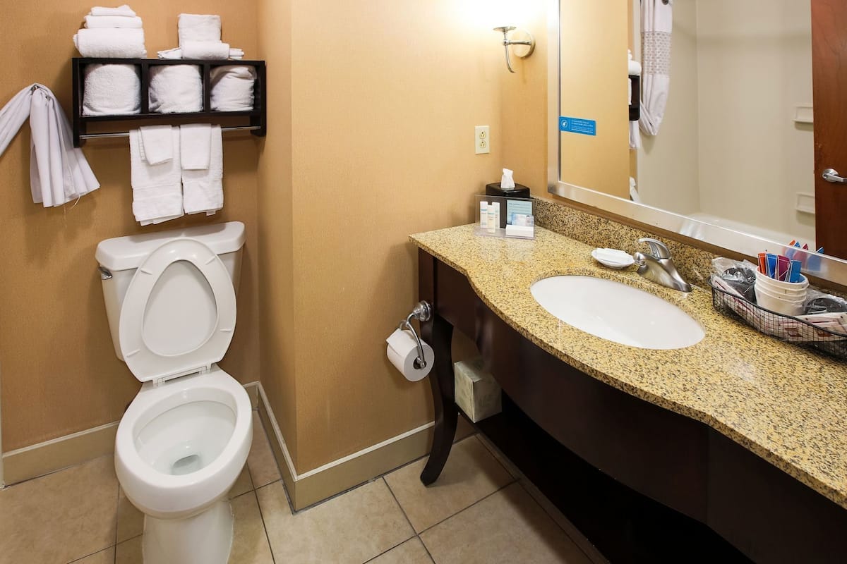 Bathroom | Designer toiletries, towels