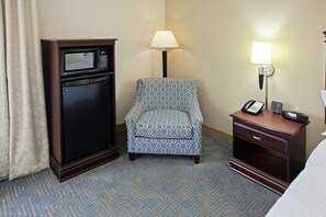 Room, 1 King Bed, Accessible, Non Smoking | Living area | 32-inch TV with cable channels
