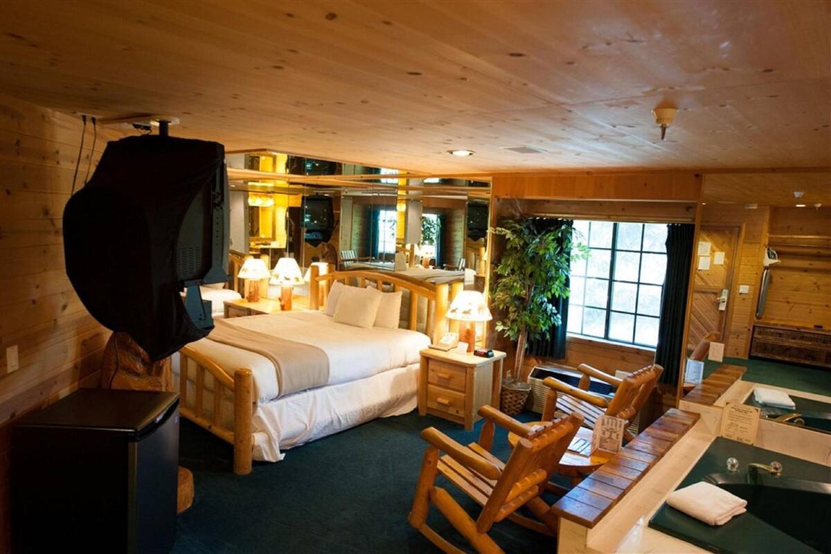 小屋 (Suite) | 高档床上用品、羽绒被、办公桌、笔记本电脑工作区
