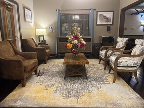 Lobby sitting area - POSTMARC Hotel and Spa Suites (South Lake Tahoe)