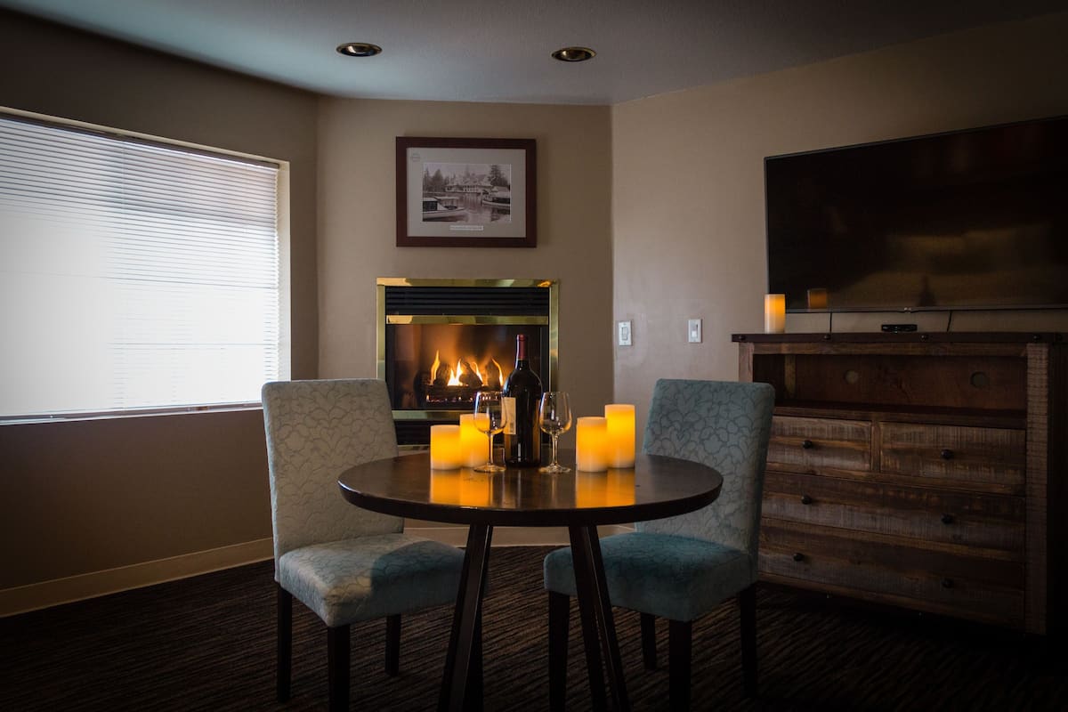 Fireplace King | In-room dining
