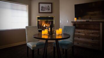 Quarto, 1 cama King (Fireplace) | Opções para refeição no quarto