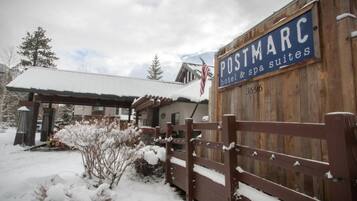 Un edificio in legno con un cartello che riporta la scritta "POSTMARC hotel & spa suites".