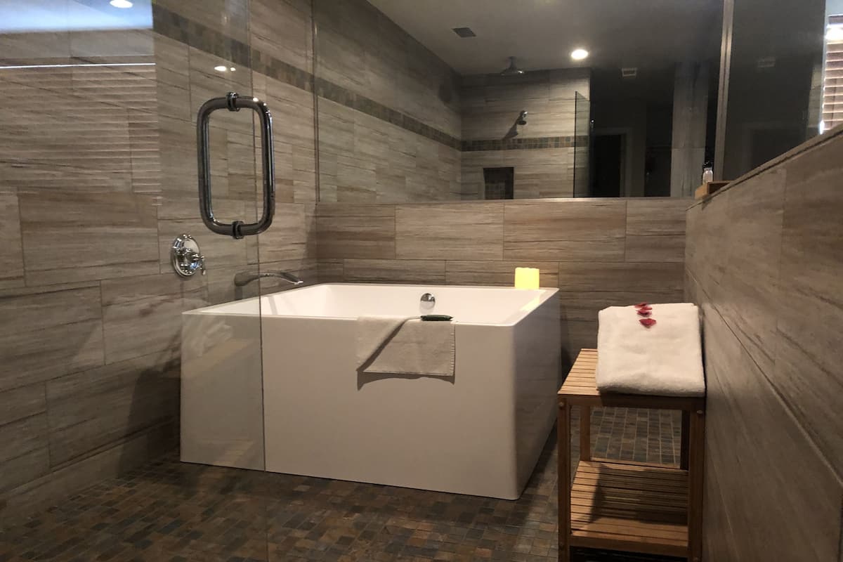 Watermarc King | Bathroom | Separate tub and shower, free toiletries, hair dryer, towels