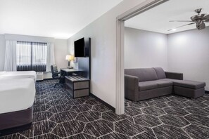 Familiekamer, 2 queensize bedden, niet-roken (Deluxe) | Luxe beddengoed, een bureau, een strijkplank/strijkijzer