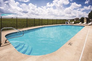 Una piscina al aire libre de temporada