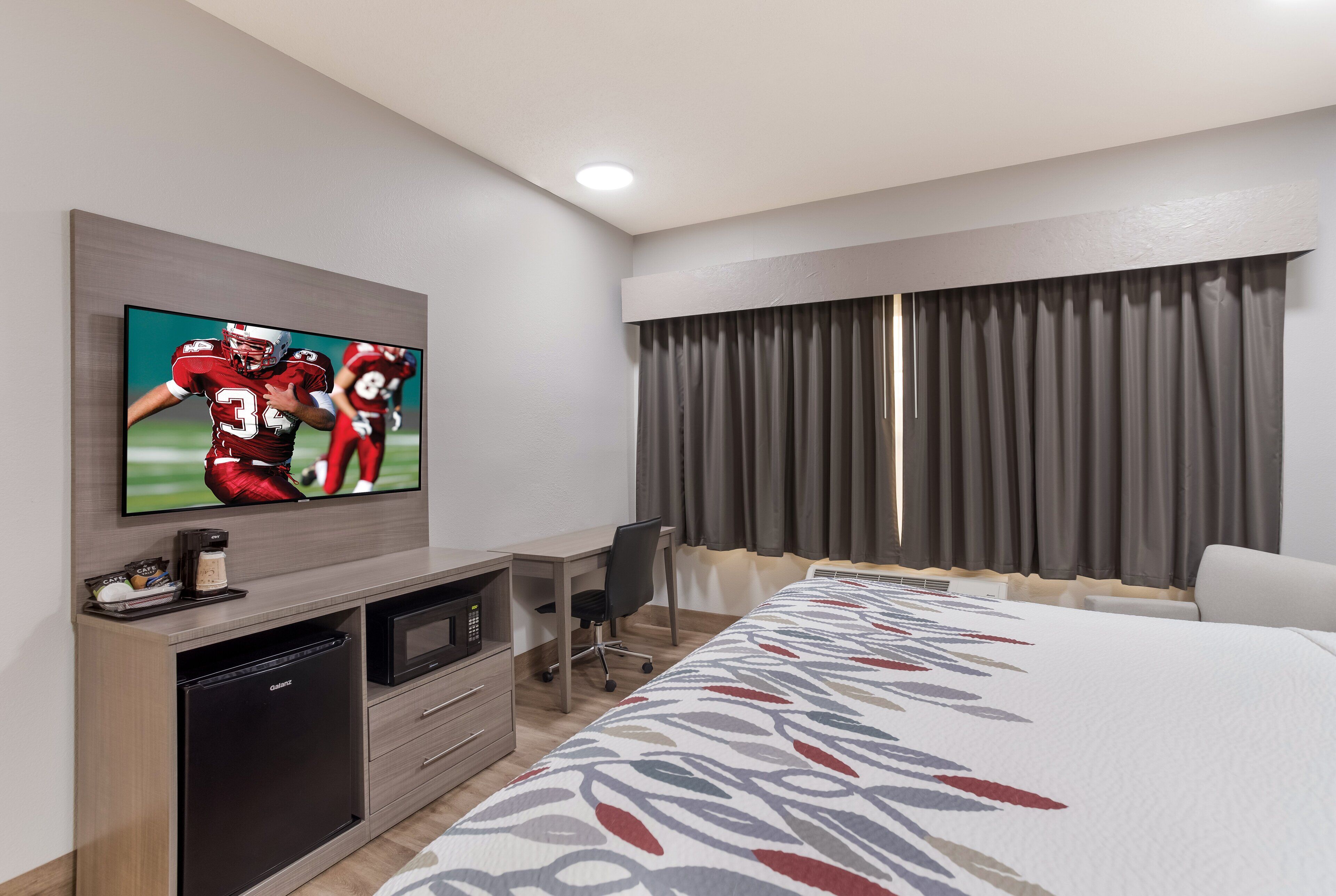 suite, 1 king bed, non smoking, jetted tub | desk, iron/ironing board, free cots/infant beds, rollaway beds