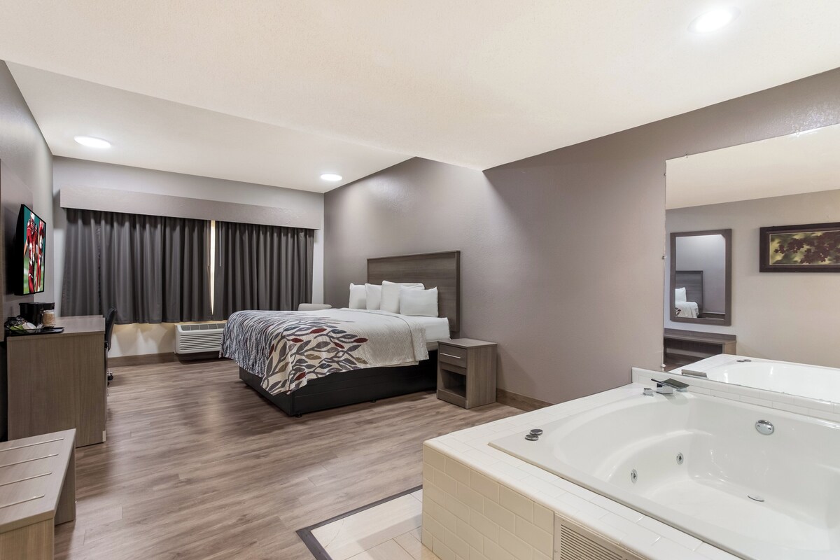 Suite, 1 King Bed, Non Smoking, Jetted Tub | Desk, iron/ironing board, free cots/infant beds, rollaway beds