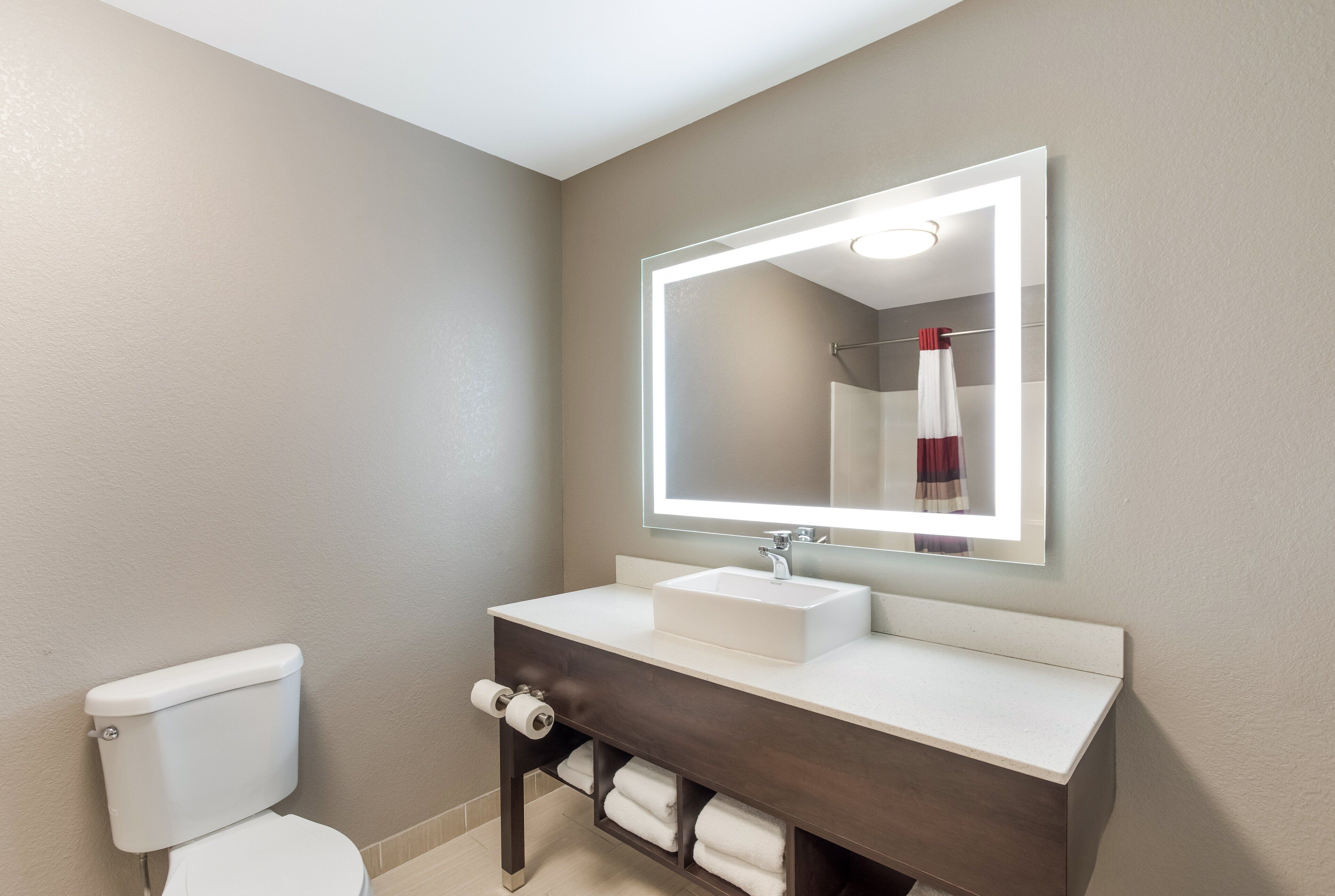 combined shower/bathtub, free toiletries, hair dryer, towels