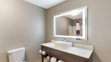 Kombinert dusj/badekar, toalettartikler (inkludert) og hårføner